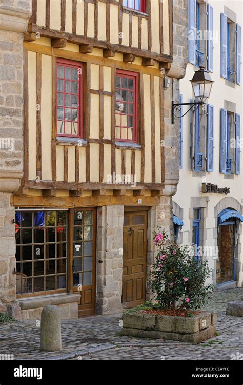 Rue Avec Maisons Colombages De La Vieille Ville Historique De Quimper