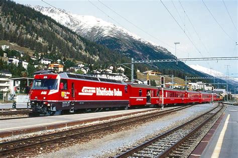 Rhb Schnellzug Von Chur Nach St Moritz Am Einfahrt