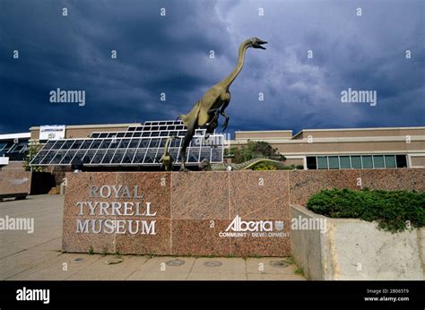 CANADA, ALBERTA, DRUMHELLER, ROYAL TYRRELL MUSEUM, DINOSAUR STATUE ...