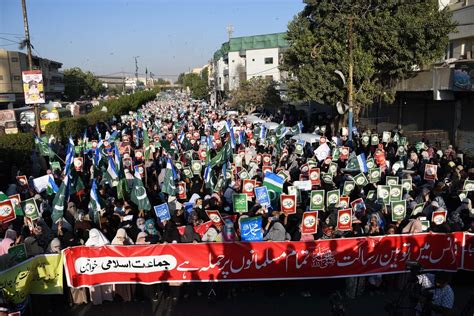 Women Members Of Jamaat E Islami Protest Against Macron In Pakistan Middle East Monitor