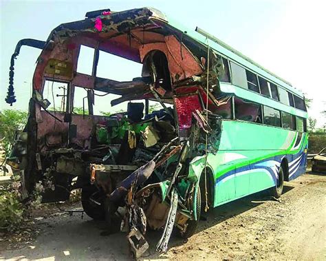 8 Killed 30 Injured As Bus Rams Into Tanker On Yamuna E Way