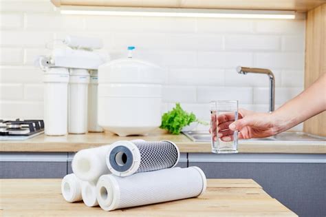 Mujer Sosteniendo Un Vaso De Agua Pura En La Mesa Manos Femeninas