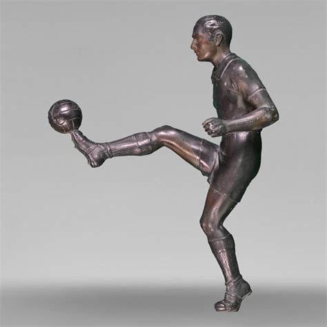 Statuette D Un Joueur De Football En R Gule Sculpture