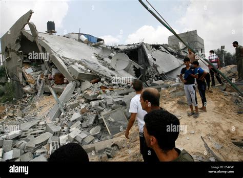 Khan Yunis, Gaza. 20th July, 2014. Rescue workers search the rubbled ...