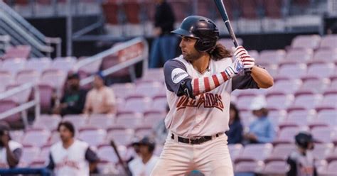 Les coéquipiers d un joueur de baseball professionnel gay posent des questions sur son petit ami