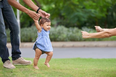 Primeiros passos do bebê menos comparações mais brincadeira