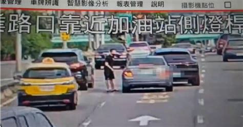 保時捷男不爽賓士車變換車道 怒炸攔車嗆聲、亮「辣椒槍」恐嚇 社會 Ctwant