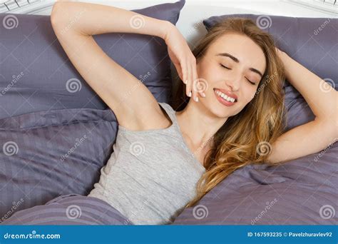 La Belle Fille Dort Dans La Chambre Coucher Femme De Sleepinf Dans La