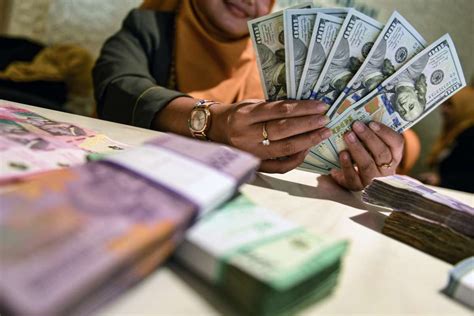 Rupiah Terseret Sentimen Global Dan Lesunya Ekonomi Lokal