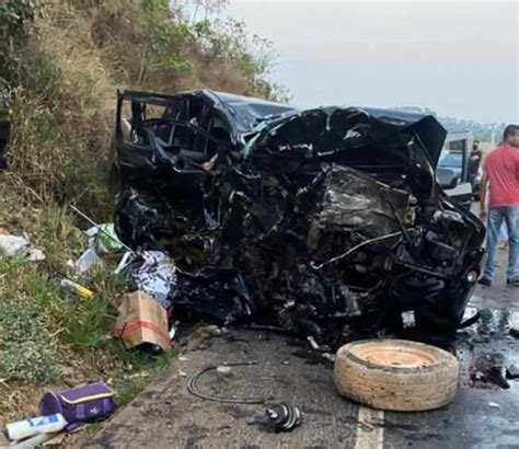 Batida De Frente Entre Carro E Caminhonete Deixa Quatro Mortos E Dois