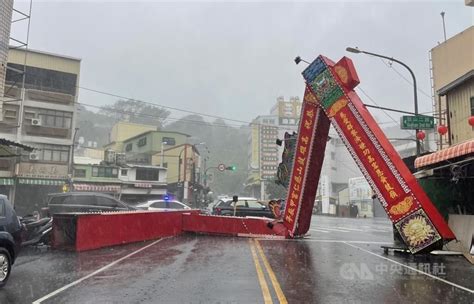 颱風山陀兒釀災 高雄牌樓貨櫃被吹倒、基隆土石流灌住家 生活 中央社 Cna