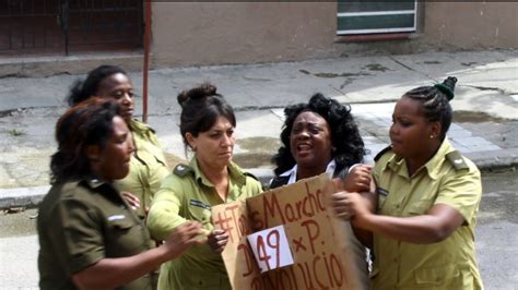 El R Gimen Cubano Detiene A La L Der De Las Damas De Blanco Berta Soler