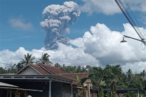 Gunung Raung Erupsi Pemilik Trek Jembatan Shiratal Mustaqim Kini