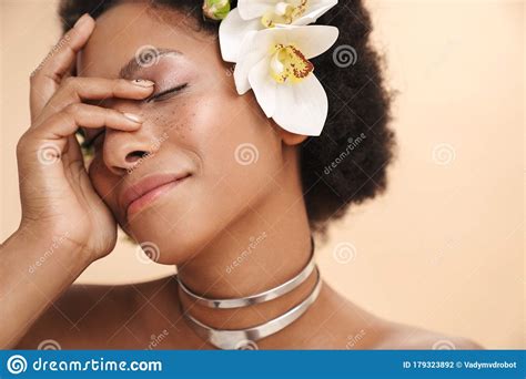 Retrato De Una Mujer Afroamericana Semidesnuda Con Flores En El Pelo