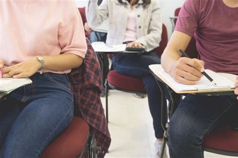 Sección media de estudiantes que estudian en el aula Foto Premium