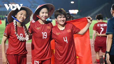 Huỳnh Như Thanh Nhã đội nón ăn mừng HCV SEA Games 32 cùng ĐT nữ Việt Nam