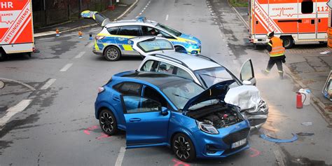 Unfall mit Verletzten auf der Kreuzung Ölspur im Kreisel