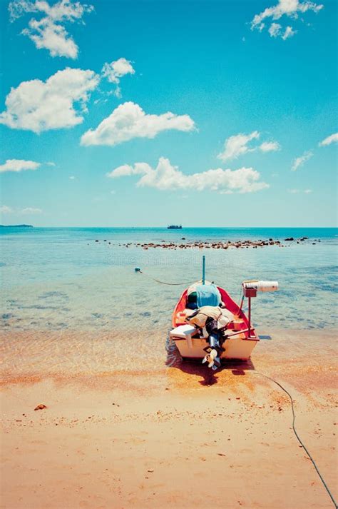 Playa Barco Y Mar Tropicales Del Azul En La Koh Samui Tailandia Foto