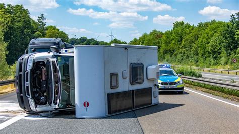 Vogelsberg Wohnmobil kippt auf A5 um Kuchen für Einsatzkräfte