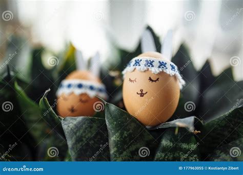 Dois Pequenos Ovos De P Scoa Um Rosto De Coelho Desenhado Pintado E