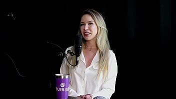 Está teniendo mucho sexo anal se vino tiene un vibrador que la hace chorrear sola y su