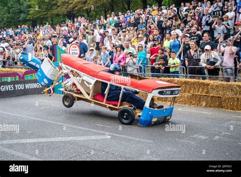 Team Blow The Doors Off Kart Beim Finale Des Red Bull Soapbox Race