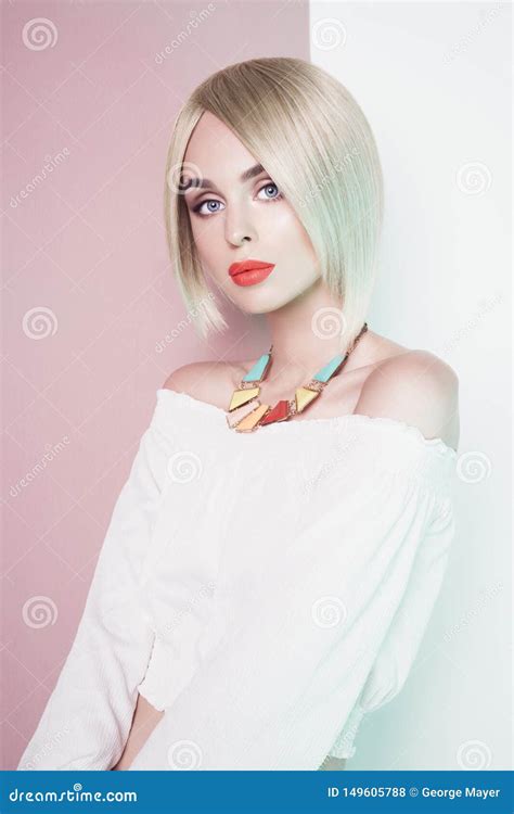 Mooi Sexy Blonde Met Professionele Klassieke Samenstelling Stock Foto Image Of Elegantie
