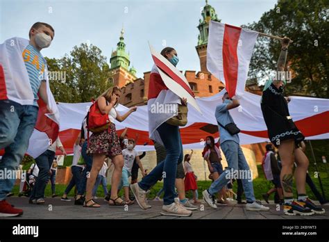 Demonstranten mit einer riesigen weißen rot weißen weißrussischen