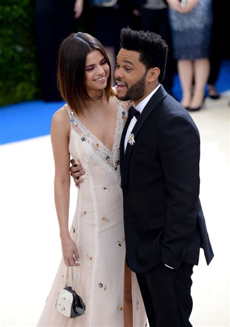 Photo Selena Gomez Et The Weeknd Met Gala 2017 Exposition Rei