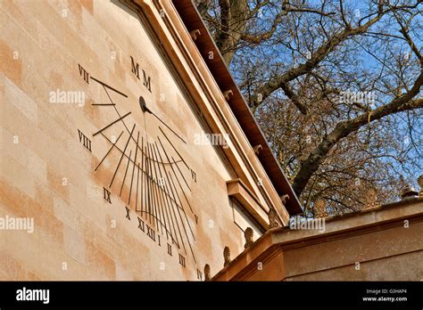 Horizontale sonnenuhr Fotos und Bildmaterial in hoher Auflösung Alamy