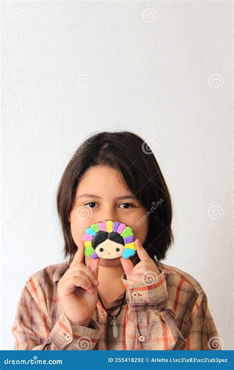 Muchacha Latina Hispana De A Os Muestra Su Juguete Y Postre Favorito En La Forma De Una