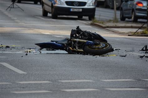 Un Motard D C De Dans Un Accident Entre Deux Motos Et Une Voiture En