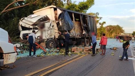 Jornal O Victoriano De Avaré Acidente Entre Dois Caminhões Deixa Motorista Ferido Gravemente