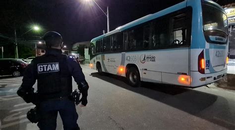 Passageiro reage a assalto em ônibus e fica faca cravada na cabeça