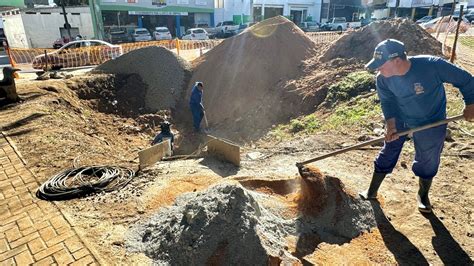 Prefeitura realiza obras de reconstrução do canal de drenagem da praça