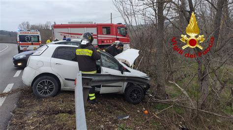 Conza Della Campania Incidente Sull Ofantina Enne Finisce Fuori