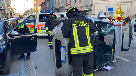 Veratv It Falconara Marittima Incidente Tra Due Auto In Via