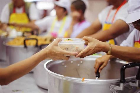 Niños Alimentando A Los Pobres