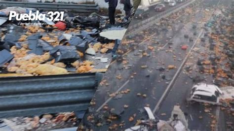 Trailer Cargado De Pollos Vuelca En La Veracruz Puebla Puebla