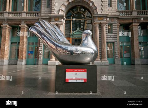 Sculpture Hand Of Peace By The Chinese Artist Yan Shufen In Antwerp