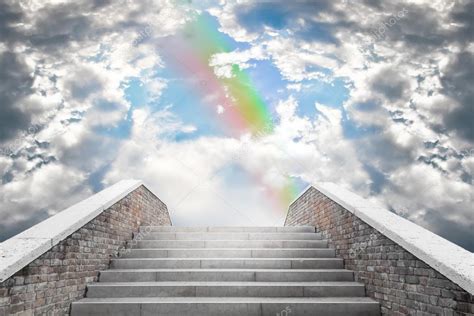 Escalera De M Rmol Que Conduce Al Cielo Nublado Y Al Arco Iris Foto