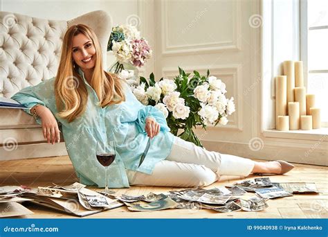 La Belle Femme Blonde Sexy S Assied Sur L Album De Famille De Regards De Plancher Photo Stock