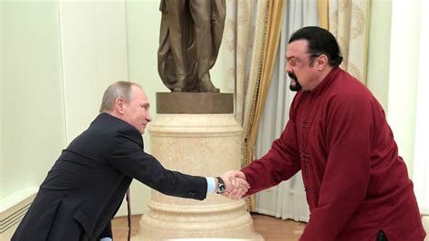 F R Humanit Re Arbeit Putin Zeichnet Seagal Mit Freundschaftsorden Aus