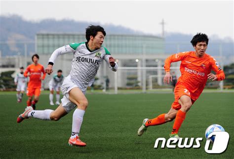 드리블하는 전주시민축구단 김정태 선수 네이트 뉴스