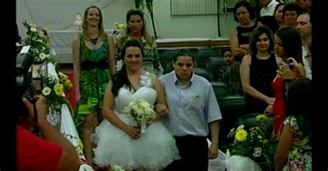 G Após casamento gay no RS dupla quer terminar casa e adotar criança notícias em Rio