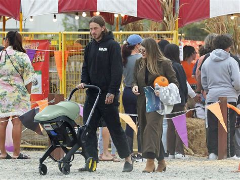 Frances Bean Cobain e Riley Hawk levam filho recém nascido para Pumpkin