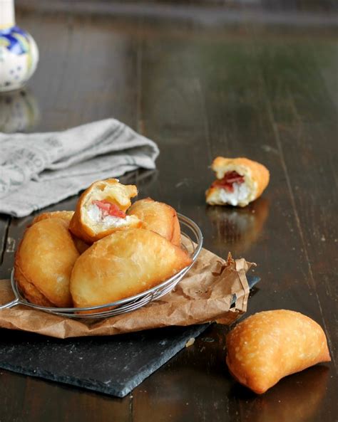 PANZEROTTI FRITTI Ricetta Calzoni Fritti Ricotta E Salame