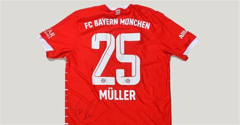 Fc Bayern Superstar Thomas M Ller Signiert Aktuelles Trikot