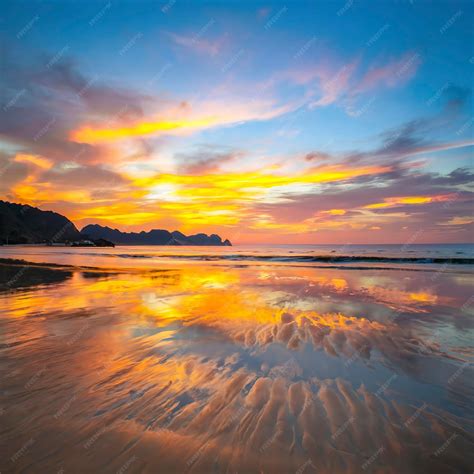 Premium Photo Beautiful Sunset Sky At Beautiful Sea Beach In Thailand