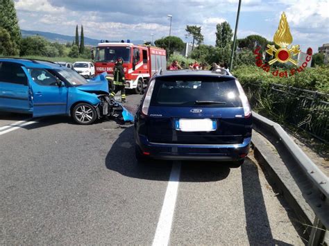 Incidente A Campi Scontro Tra Due Auto